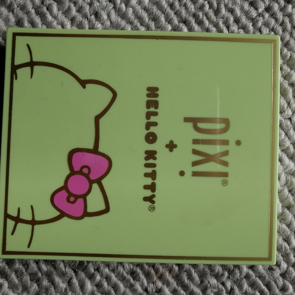 New not opened Eye shadows - Picture 2 of 3